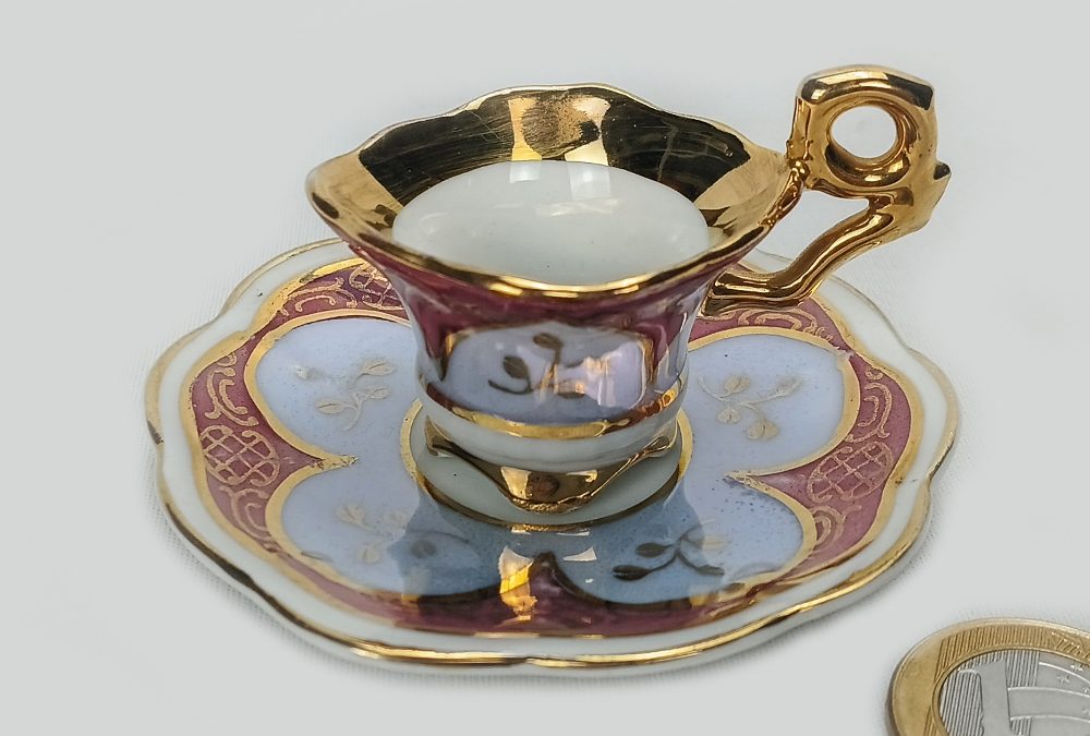 LO 115 – Xícara de cafezinho antiga miniatura em porcelana azul e rosa com pintura dourada