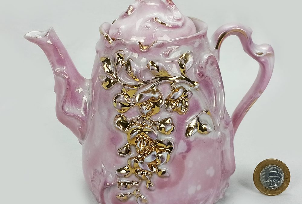 LO 115 – Bule antigo em porcelana isabelina rosa com flores douradas em relevo