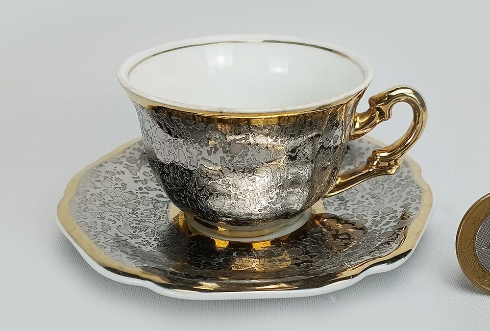 LO 115 – Xícara de cafezinho antiga em porcelana Mauá prateada e dourada