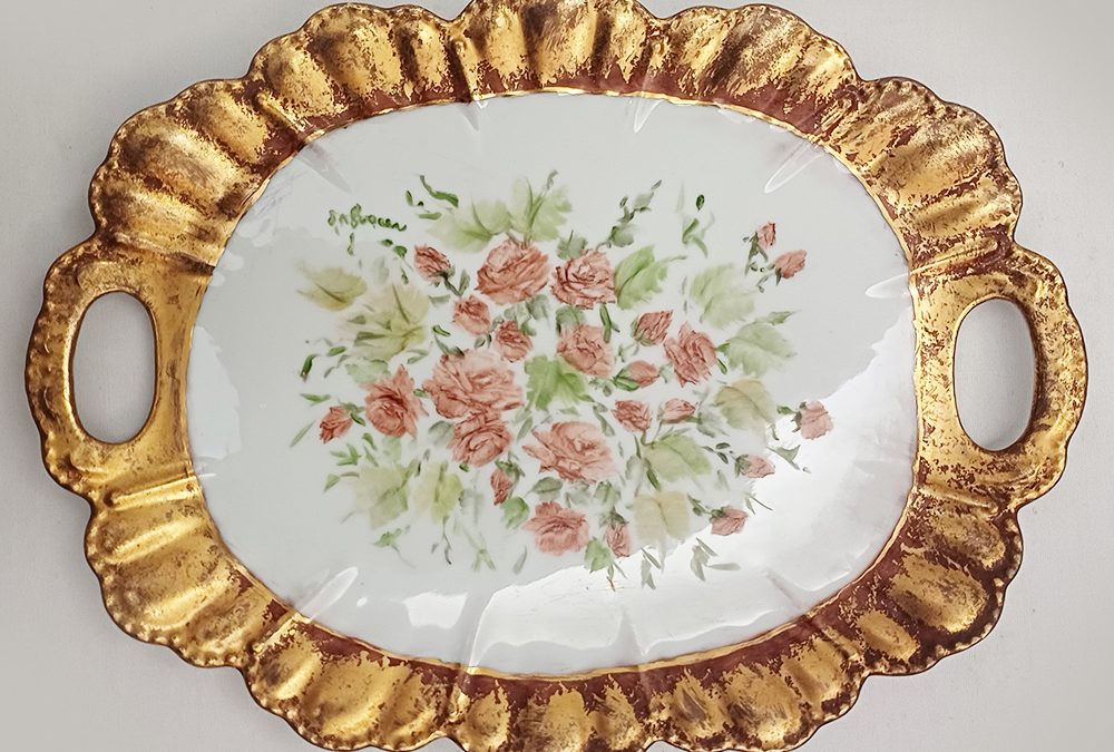 LO 116 – Travessa antiga em porcelana com flores pintadas à mão e borda em ouro