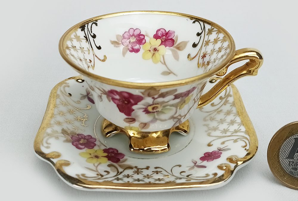 LO 115 – Xícara de cafezinho antiga em porcelana Mauá dourada com flores