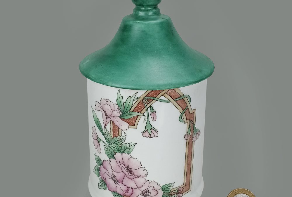 LO 12 – Pote em porcelana com rica decoração floral pintada à mão