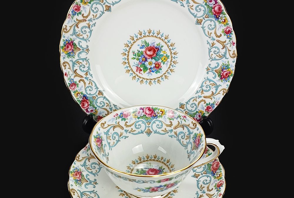 LO 12 – Trio: xícara de chá antiga com prato de pão inglesa Tuscan modelo Orleans com flores coloridas