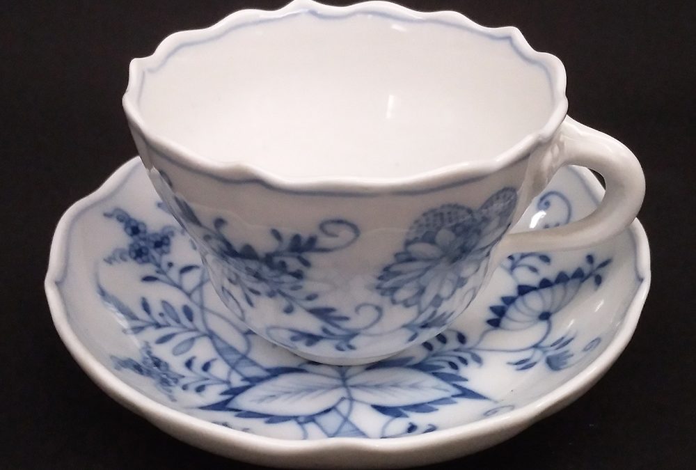 LO 120 – Xícara de café antiga em porcelana alemã Meissen decoração cebolinha azul cobalto