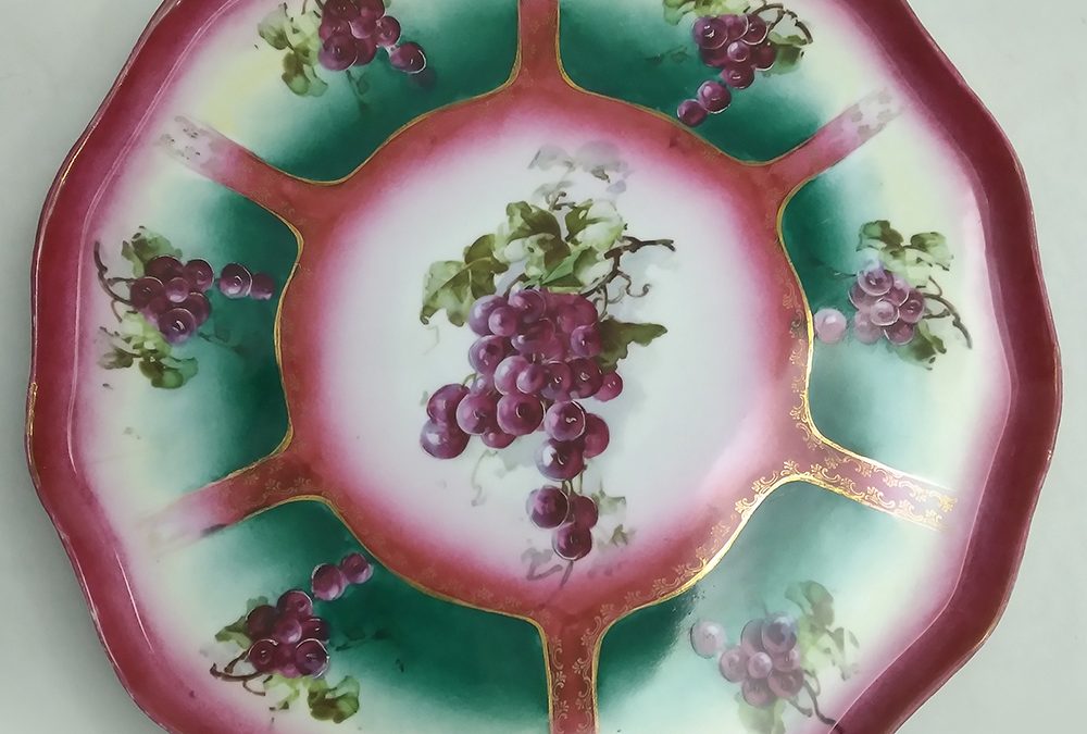 LO 121 – Prato antigo em porcelana alemã Oscar Schlegelmilch rosa com cachos de uvas