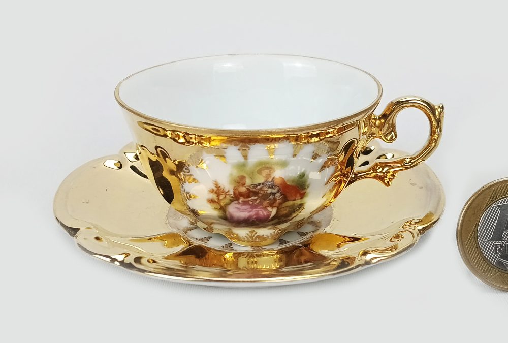 LO 124 – Xícara de cafezinho antiga em porcelana Pátria PD 541 com pintura em ouro e casal romântico