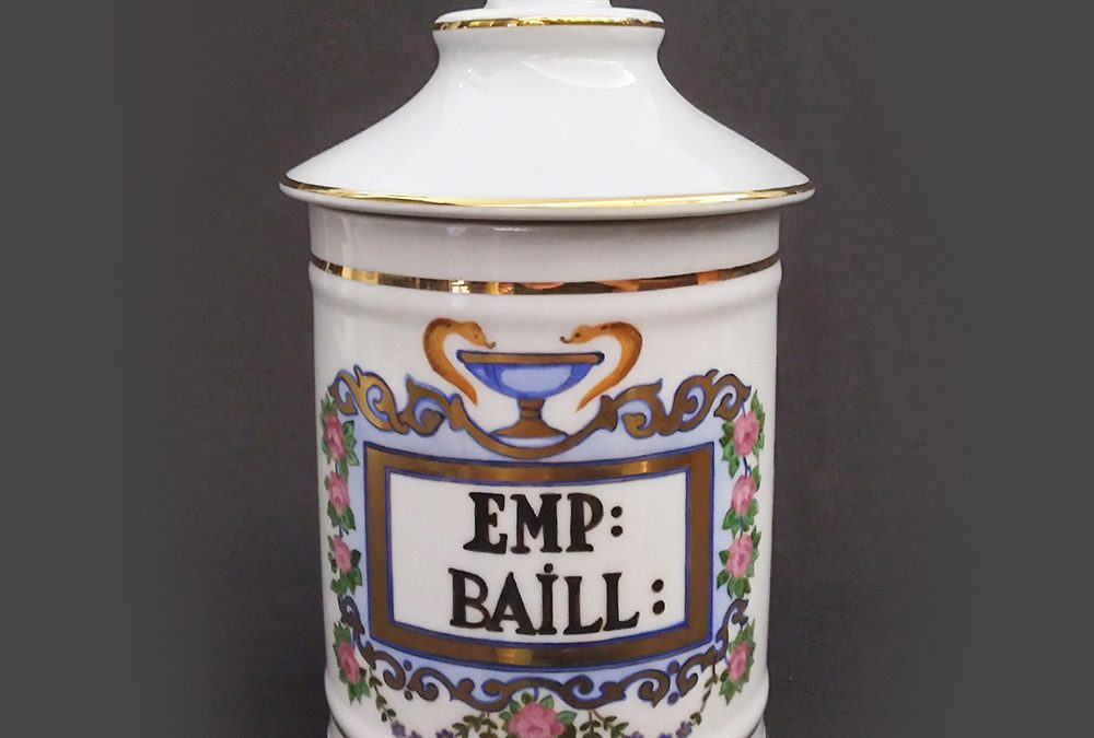 LO 124 – Pote ou boião antigo de farmácia EMP BAILL em porcelana pintada à mão com flores e dourados
