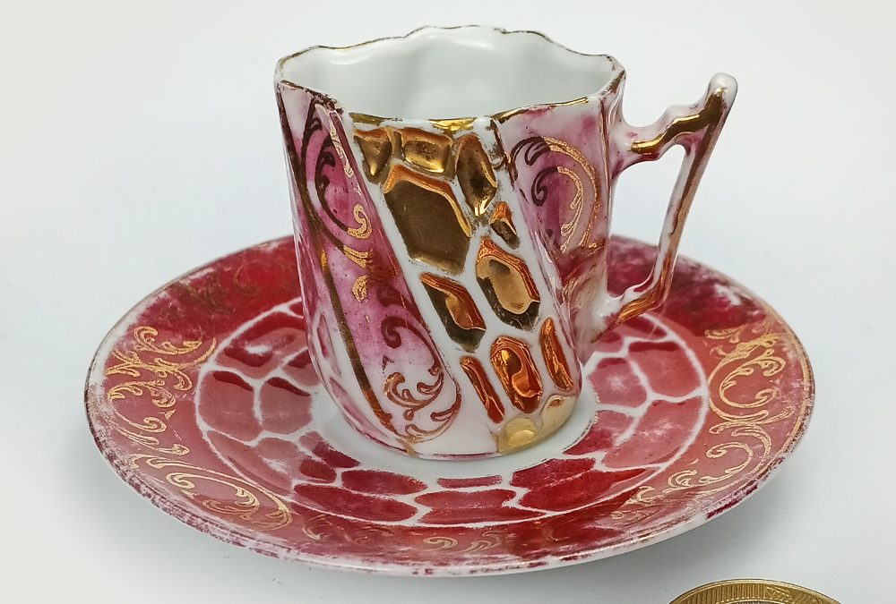 LO 125 – Xícara de cafezinho antiga em porcelana rosa decorada com relevos dourados