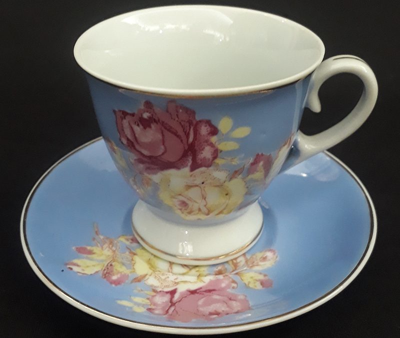 LO 129 – Xícara de cafezinho antiga em porcelana Polovi azul com flores coloridas