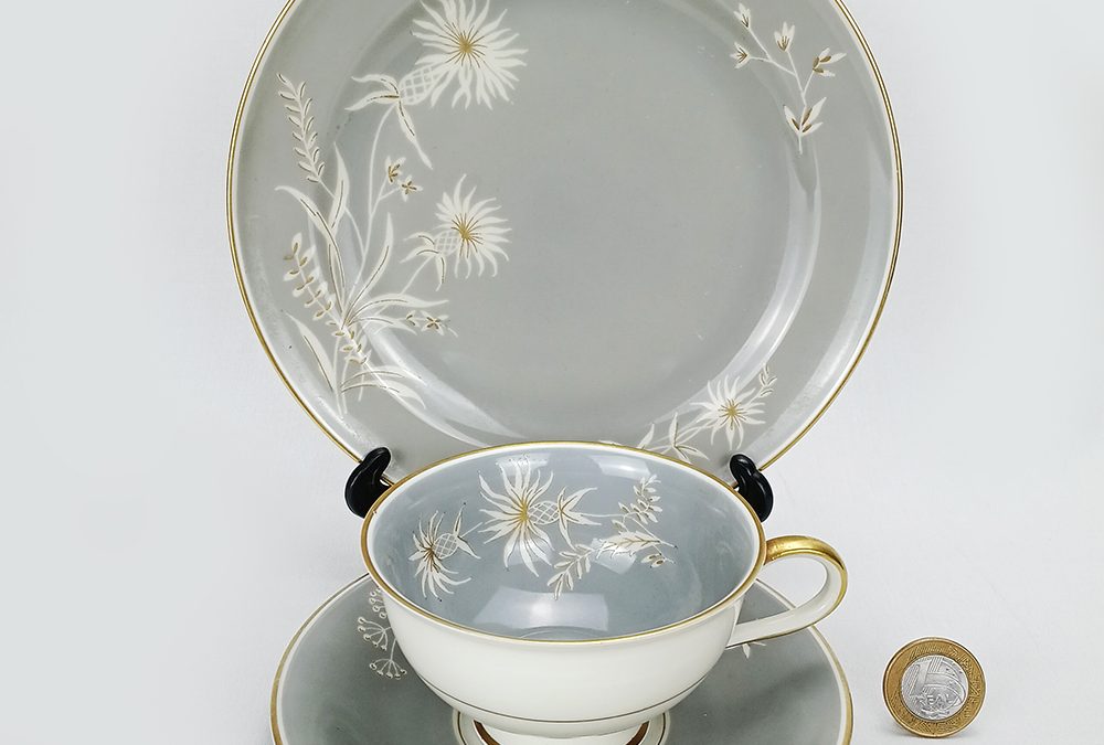 LO 130 – Trio: xícara de chá antiga com prato de pão porcelana alemã Rosenthal com ouro e flores