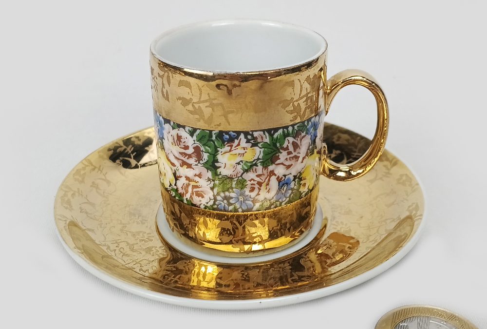 LO 132 – Xícara de cafezinho em porcelana antiga Porcelanarte dourada com flores coloridas