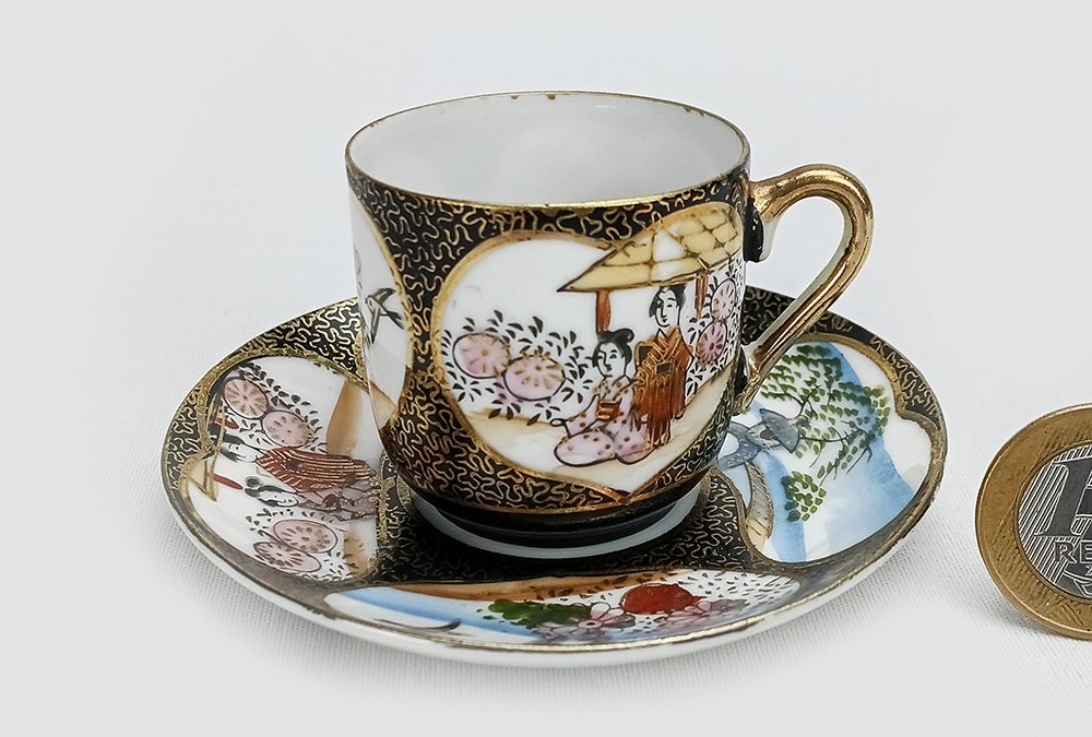 LO 132 – Xícara de cafezinho antiga em porcelana japonesa casca de ovo pintada à mão com litofania