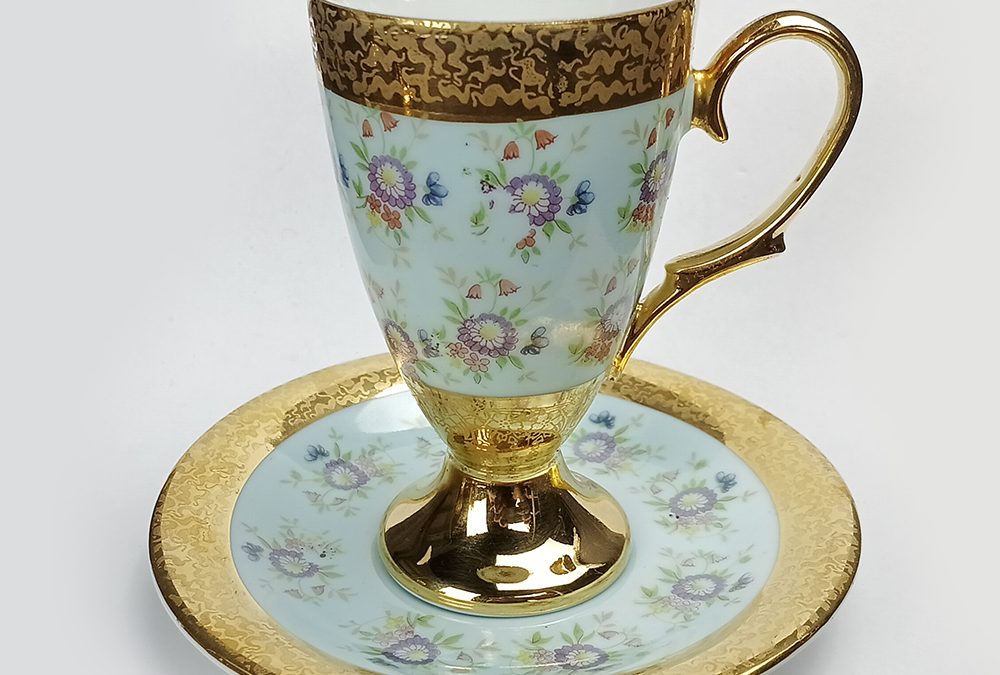 LO 135 – Xícara de cafezinho antiga pé alto em porcelana Steatita dourada com flores azuis