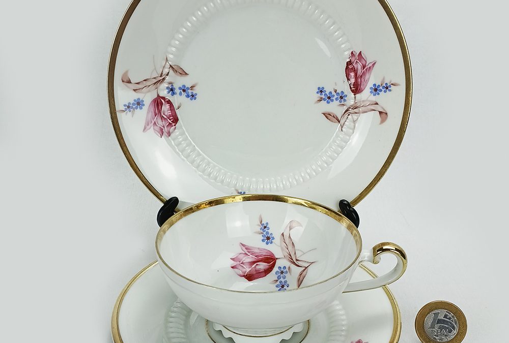 LO 135 – Trio: xícara de chá antiga com prato de pão porcelana alemã Kahla com ouro e flores