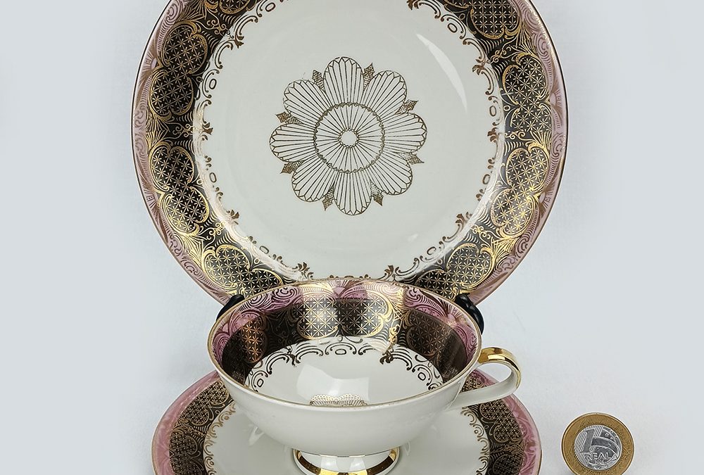 LO 136 – Trio: xícara de chá antiga com prato de pão porcelana alemã com arabescos dourados