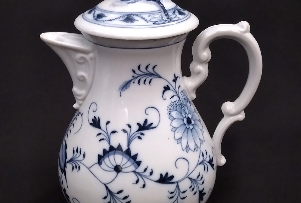 LO 139 – Bule antigo e grande em porcelana alemã Meissen decoração cebolinha azul cobalto