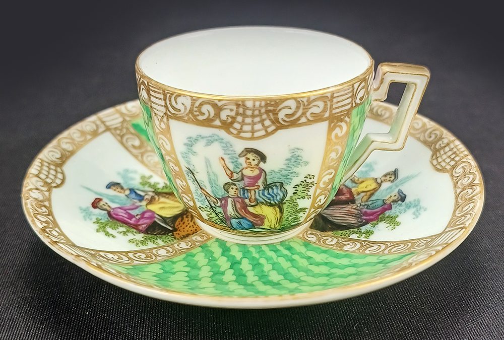 LO 14 – Xícara antiga em porcelana alemã Meissen verde e dourada ricamente pintada à mão com cenas galantes