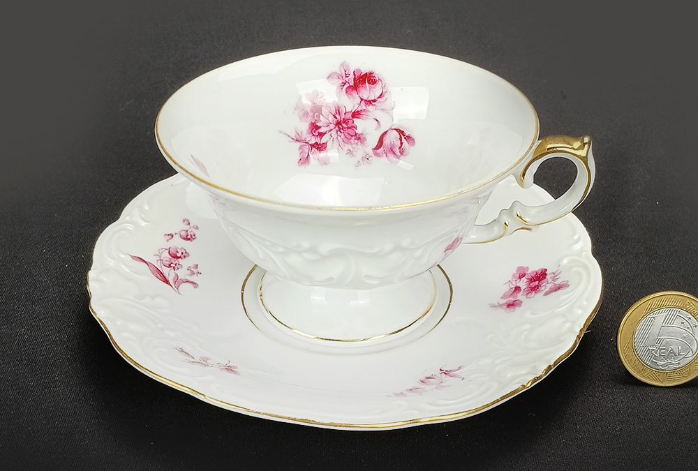 LO 141 – Xícara de chá antiga em porcelana polonesa KPM com flores