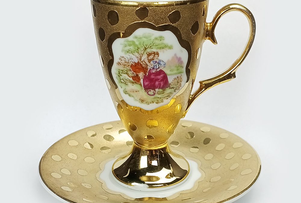 LO 141 – Xícara de cafezinho antiga pé alto em porcelana Steatita dourada com casal romântico