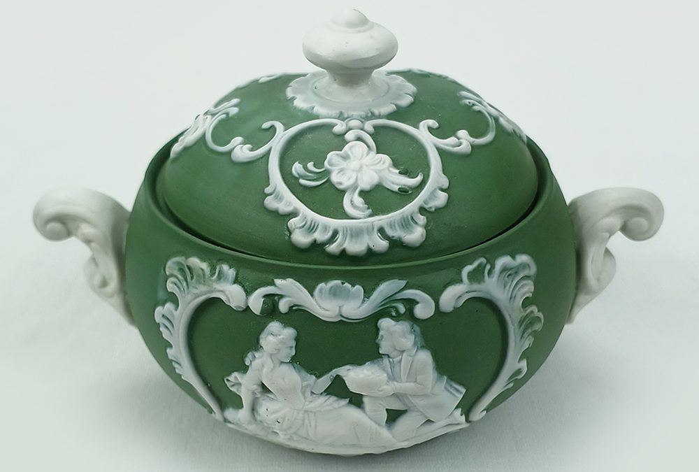 LO 144 – Açucareiro antigo em porcelana ou biscuit Wedgwood verde com casal em relevo
