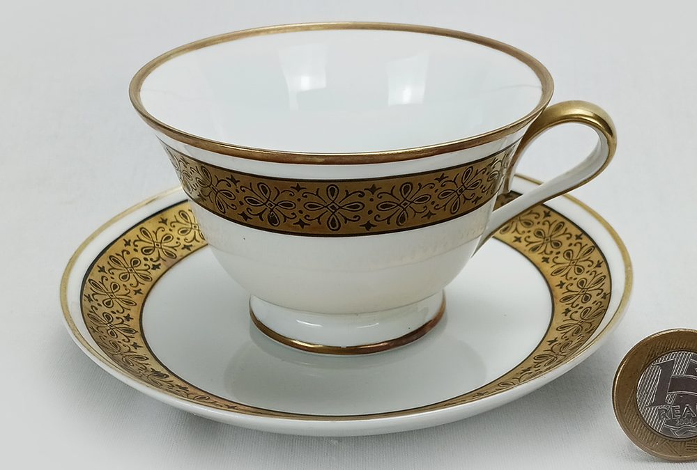 LO 146 – Xícara de chá antiga em porcelana Mauá com friso dourado e preto