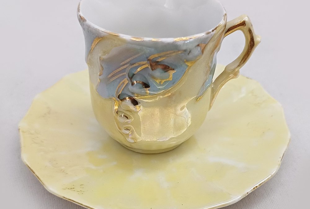 LO 147 – Xícara de cafezinho antiga em porcelana isabelina amarela com flores em relevo