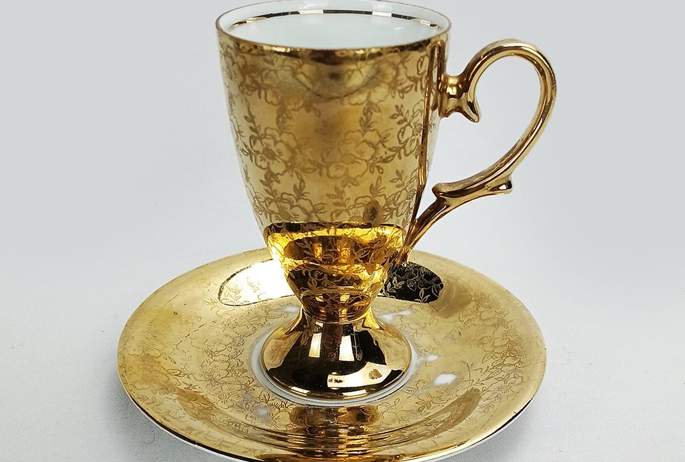 LO 148 – Xícara de cafezinho antiga em porcelana Steatita dourada alta