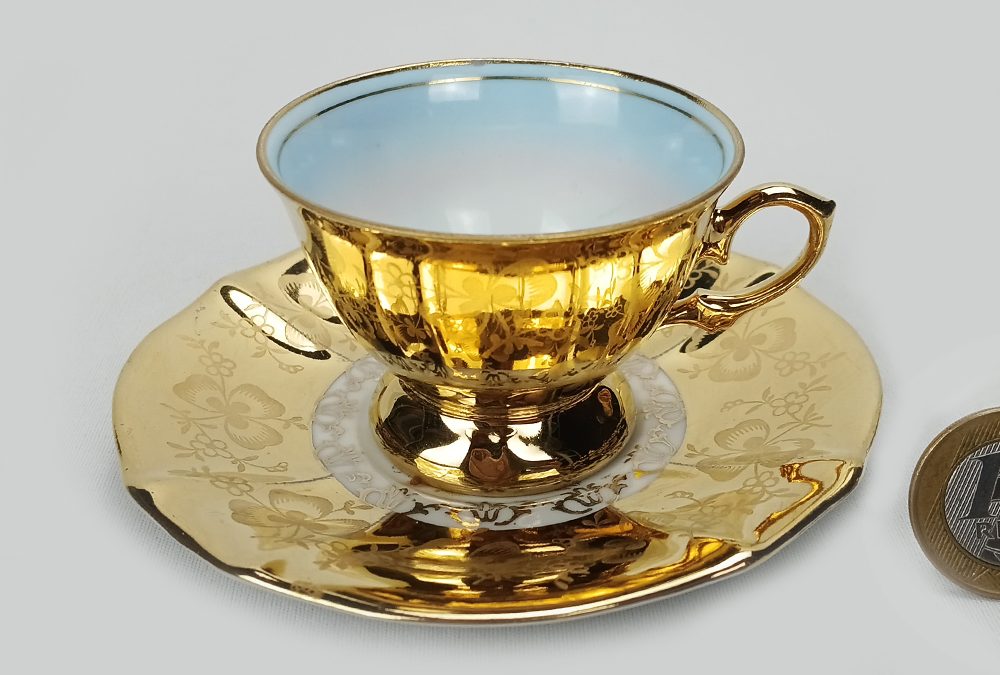 LO 149 – Xícara de cafezinho antiga em porcelana Pátria PD 541 com pintura em ouro e casal