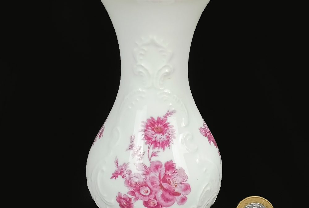 LO 15 – Vaso antigo em porcelana alemã Royal Porzellan KPM da Bavária decorado com flores e relevos