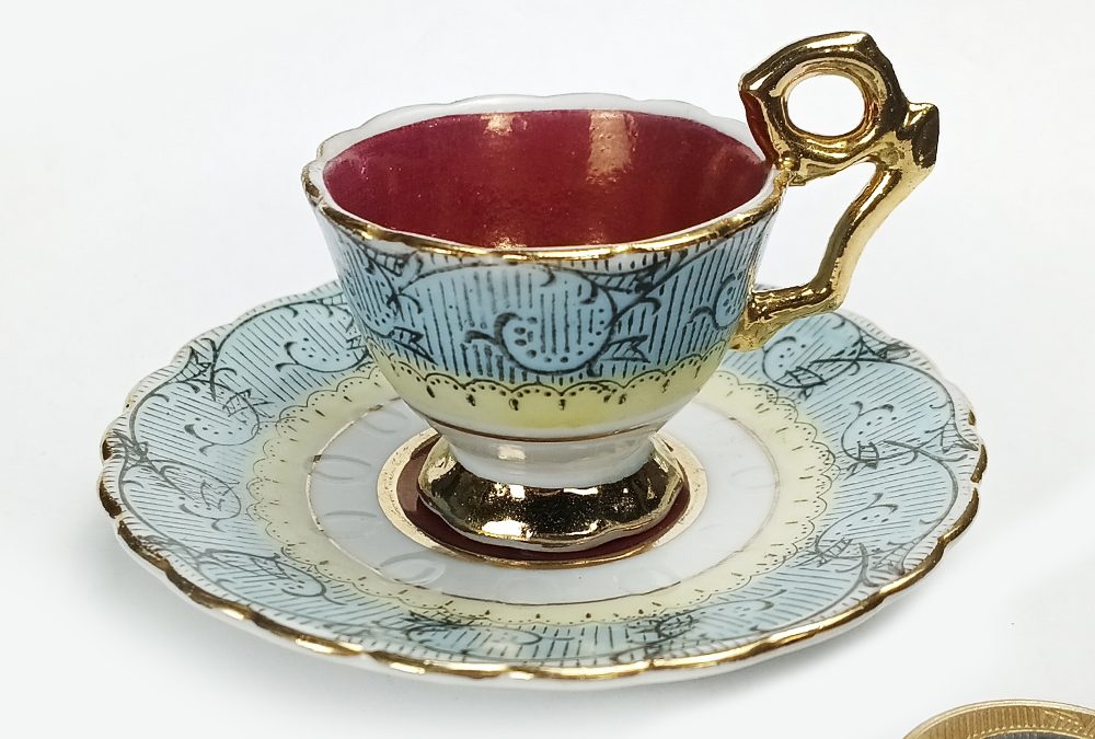 LO 152 – Xícara de cafezinho antiga em miniatura porcelana azul e rosa com dourados