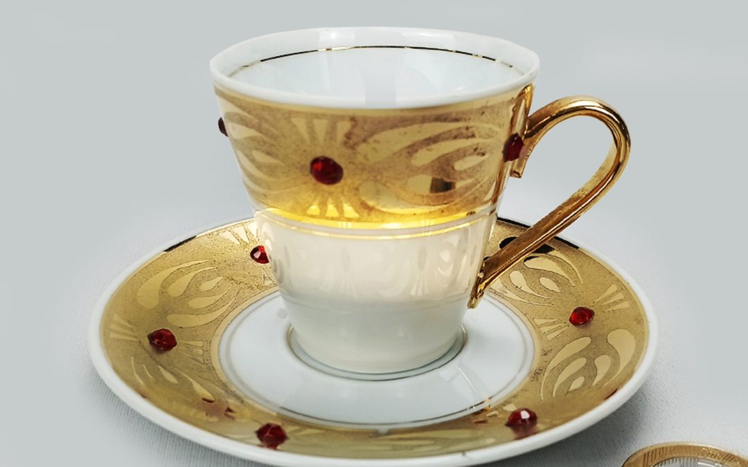 LO 152 – Xícara de cafezinho antiga em porcelana Real dourada com pedrinhas vermelhas