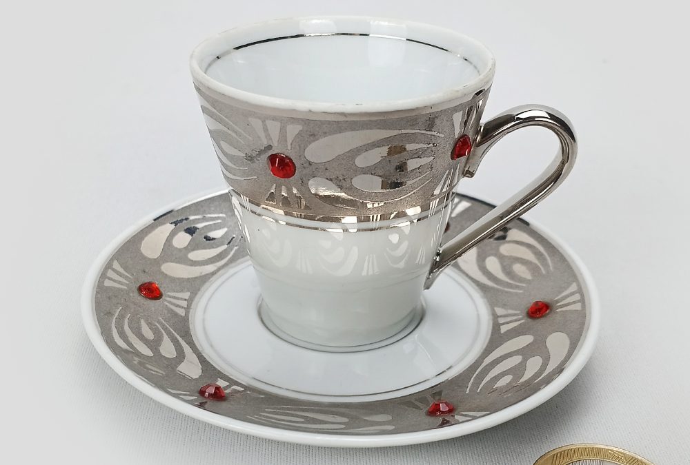 LO 153 – Xícara de cafezinho antiga em porcelana Real prateada com pedrinhas vermelhas