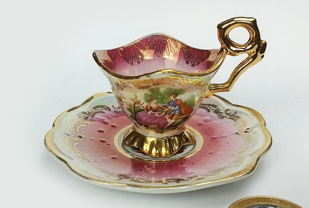 LO 155 – Xícara de cafezinho antiga em miniatura porcelana rosa e dourada com casal romântico