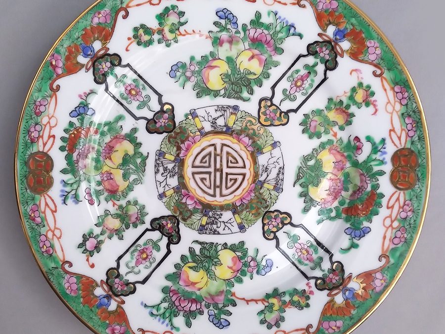 LO 155 – Prato decorativo oriental verde em porcelana pintada à mão com flores e frutos