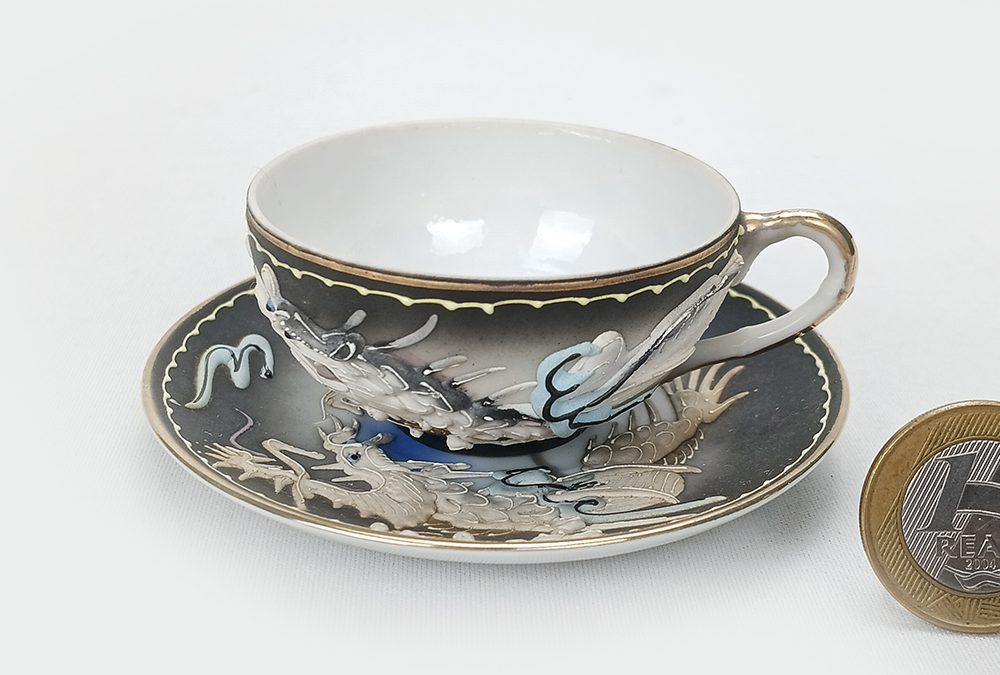 LO 156 – Xícara de cafezinho oriental em porcelana japonesa casca de ovo com dragão em relevo