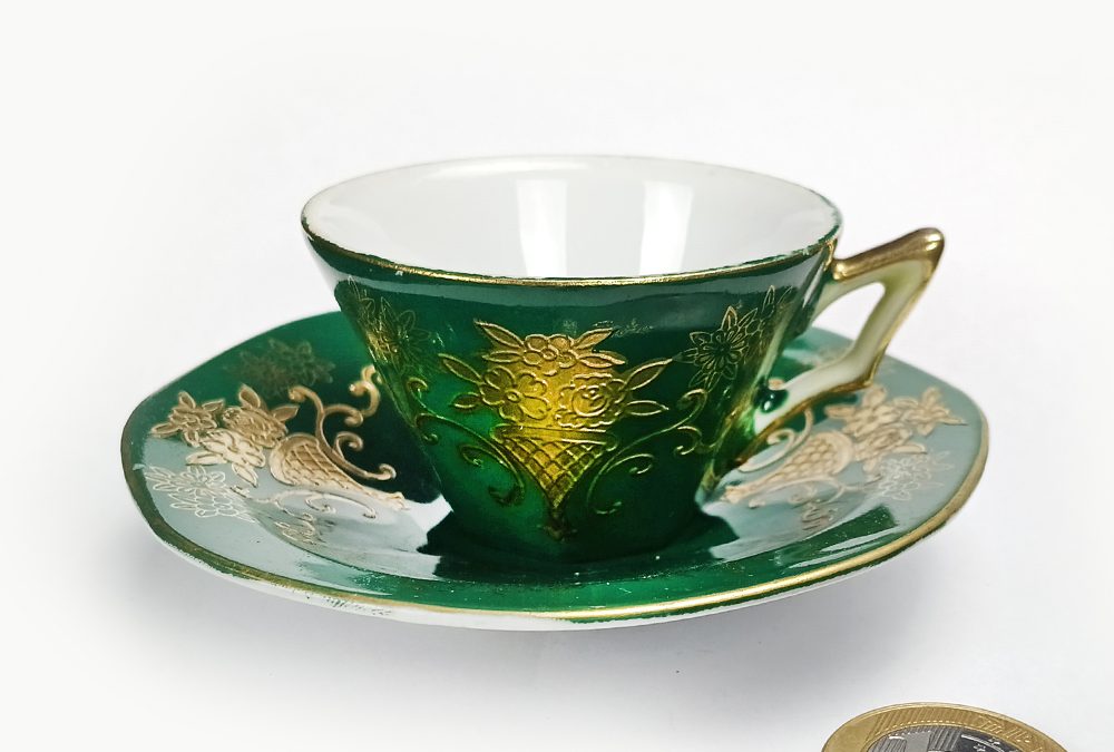 LO 156 – Xícara de cafezinho antiga em porcelana verde com arabescos e flores douradas