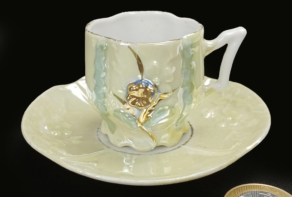 LO 158 – Xícara de cafezinho antiga isabelina em porcelana amarela decorada com flor dourada em relevo