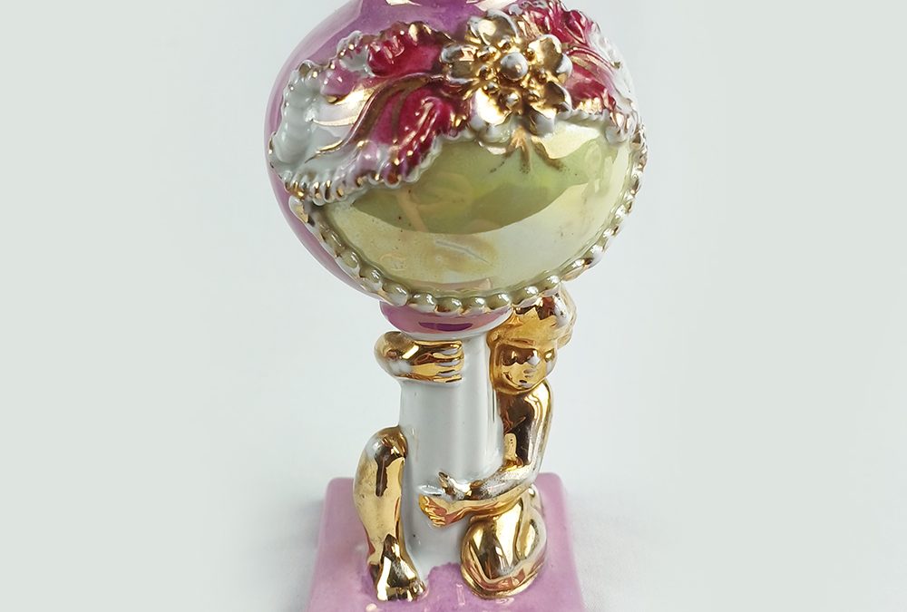 LO 159 – Cuia de mate doce antiga em porcelana rosa decorada com flores e menino pintando em ouro