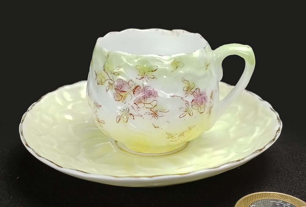 LO 160 – Xícara de cafezinho antiga isabelina em porcelana amarela decorada com flores e relevos