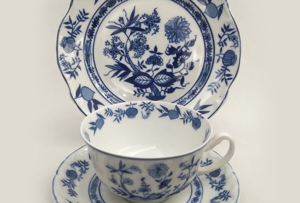 LO 160 – Trio: xícara antiga com prato de pão Steatita decorada com cebolinha azul da Meissen