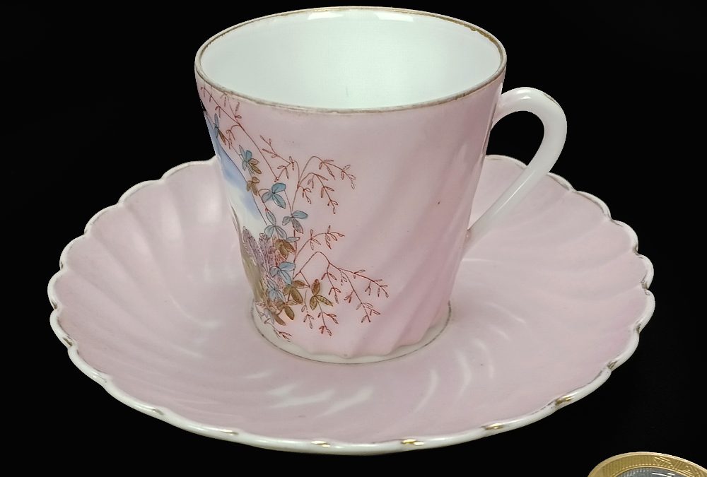 LO 163 – Xícara de cafezinho antiga em porcelana rosa com cena de pássaros pintados à mão