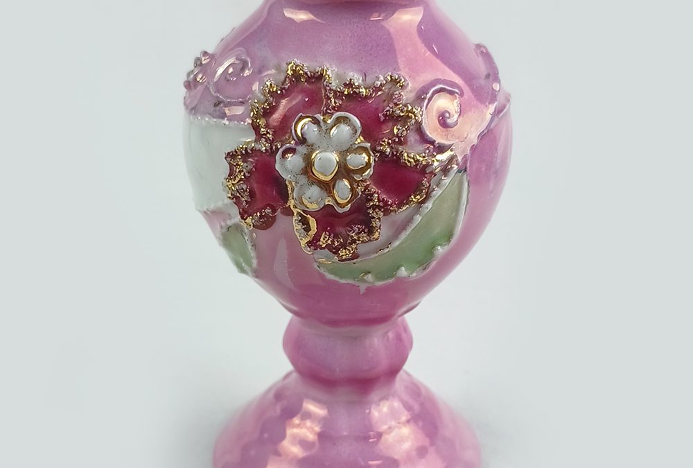 LO 163 – Cuia de mate doce antiga em porcelana isabelina rosa com flores e dourados