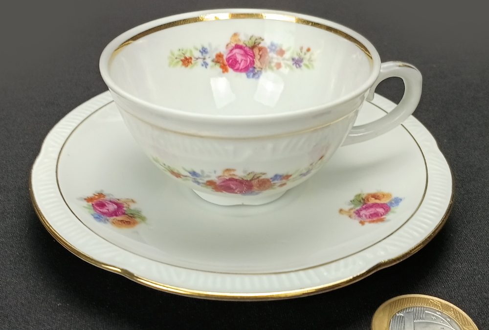 LO 164 – Xícara de cafezinho antiga em porcelana polonesa Chodziez decorada com flores