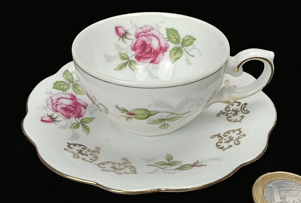 LO 165 – Xícara de cafezinho antiga em porcelana Renner com rosas e dourados