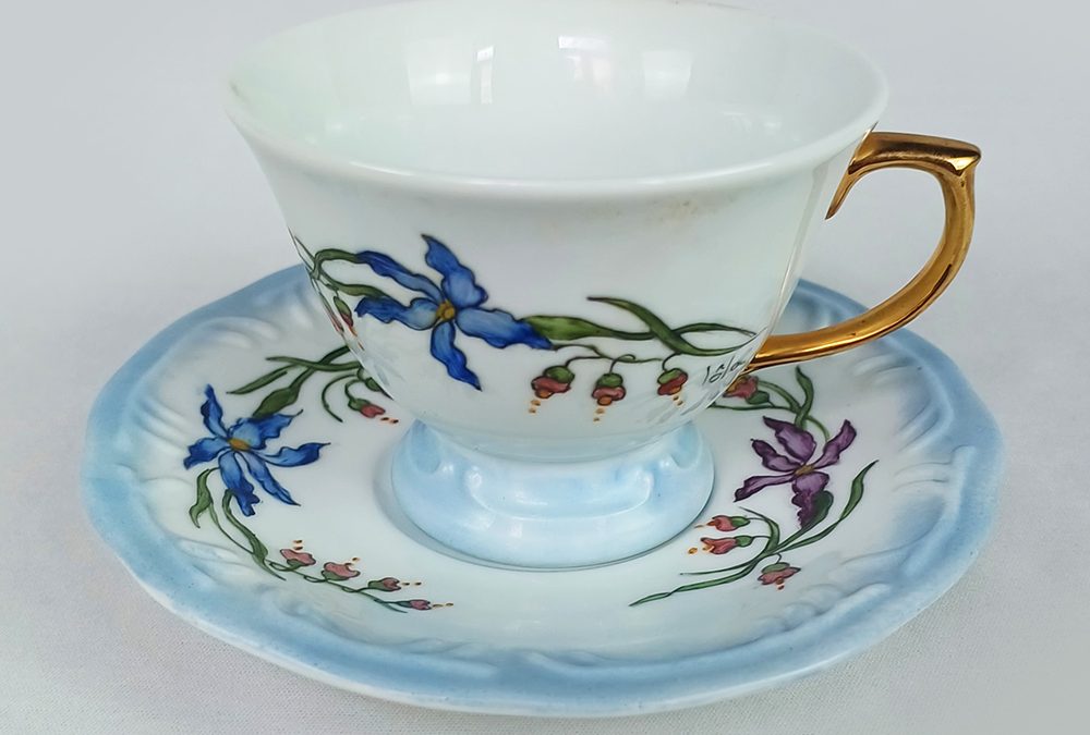 LO 167 – Xícara de chá em porcelana Schmidt azul pintada à mão com flores coloridas