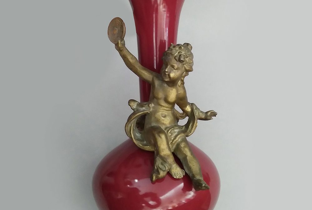 LO 169 – Vaso afunilado de porcelana bordô com menina em bronze