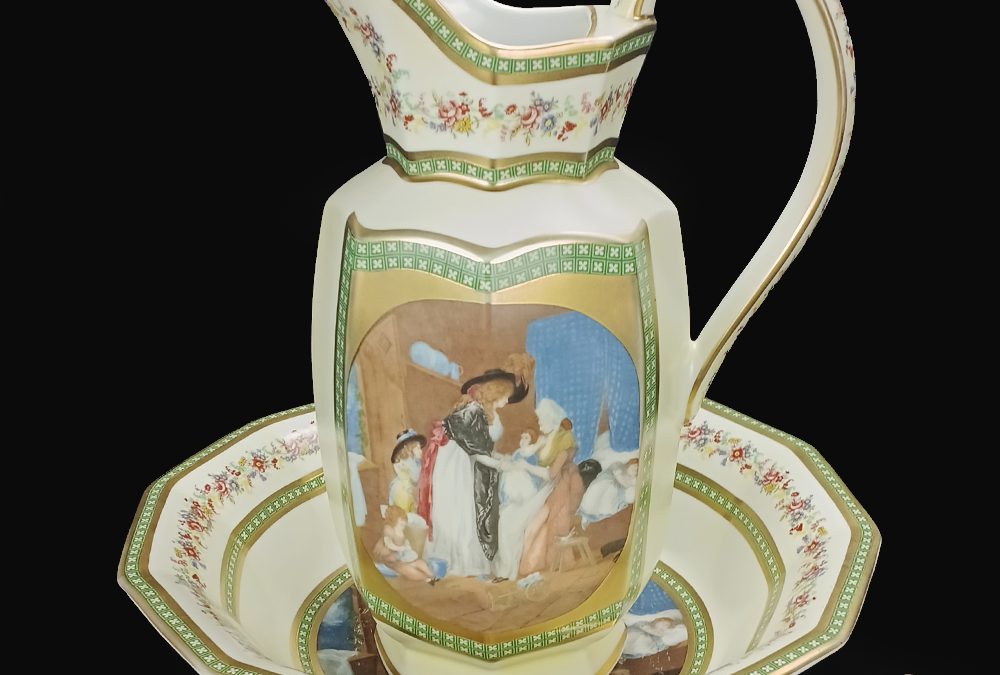 LO 17 – Gomil ou jarro com bacia antigo em porcelana decorada com cena de damas, flores e faixas em dourado