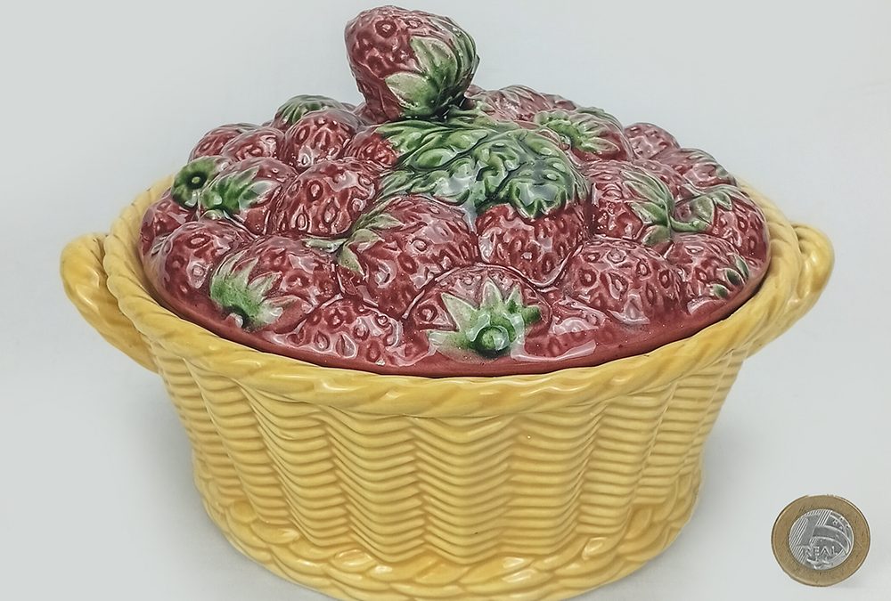 LO 17 – Pote antigo de louça em forma de cesta de morangos amarela marca Nara