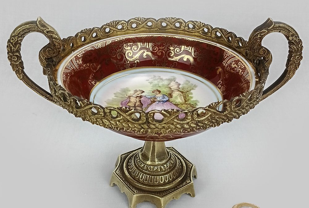LO 17 – Centro de mesa antigo em porcelana DP Pátria com alças e pé em bronze dourado