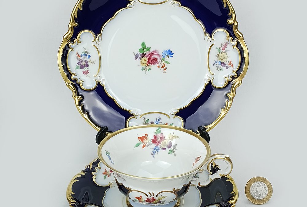 LO 17 – Trio: xícara de chá antiga com prato de pão porcelana Hutschenreuther alemã azul cobalto e ouro